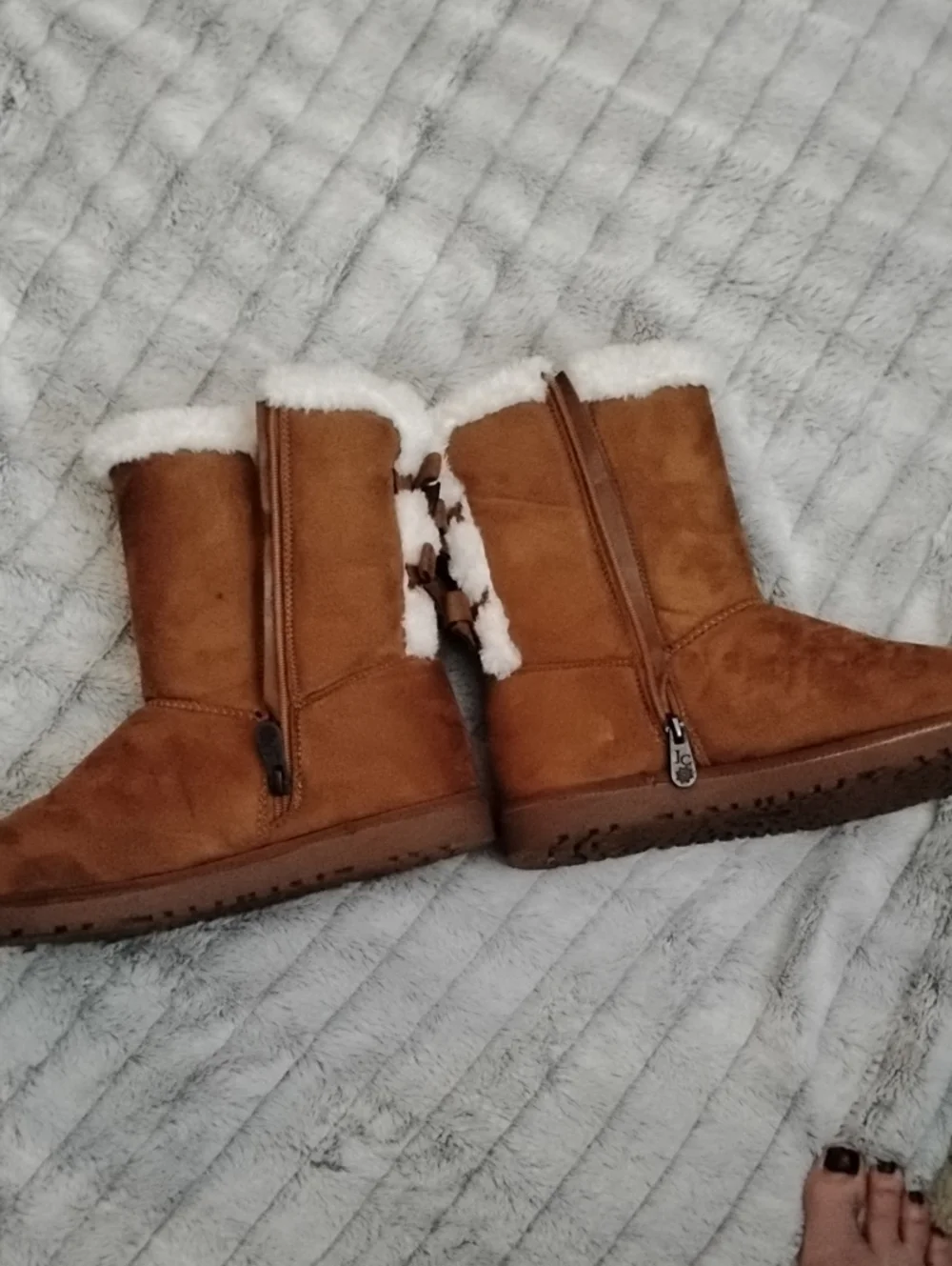 (9W) Women’s Cozy Faux-Suede Boot with Sherpa Lining - Brown